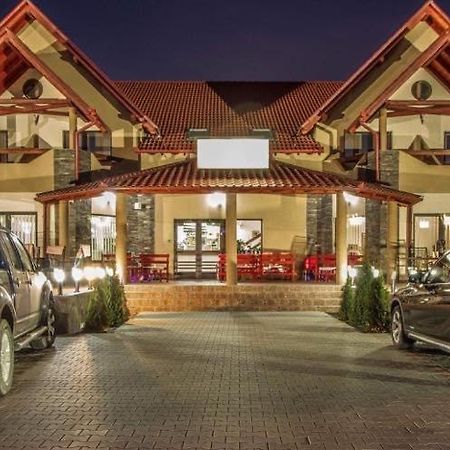 Bed and Breakfast Aranykakas Etterem Es Panzio Sindominic Екстер'єр фото