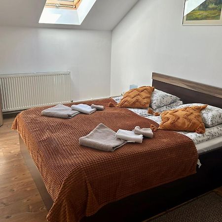Bed and Breakfast Aranykakas Etterem Es Panzio Sindominic Екстер'єр фото