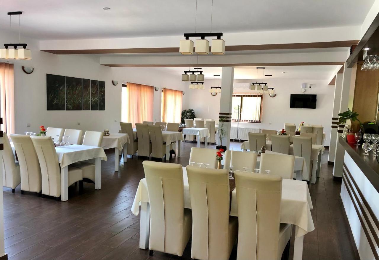 Bed and Breakfast Aranykakas Etterem Es Panzio Sindominic Екстер'єр фото