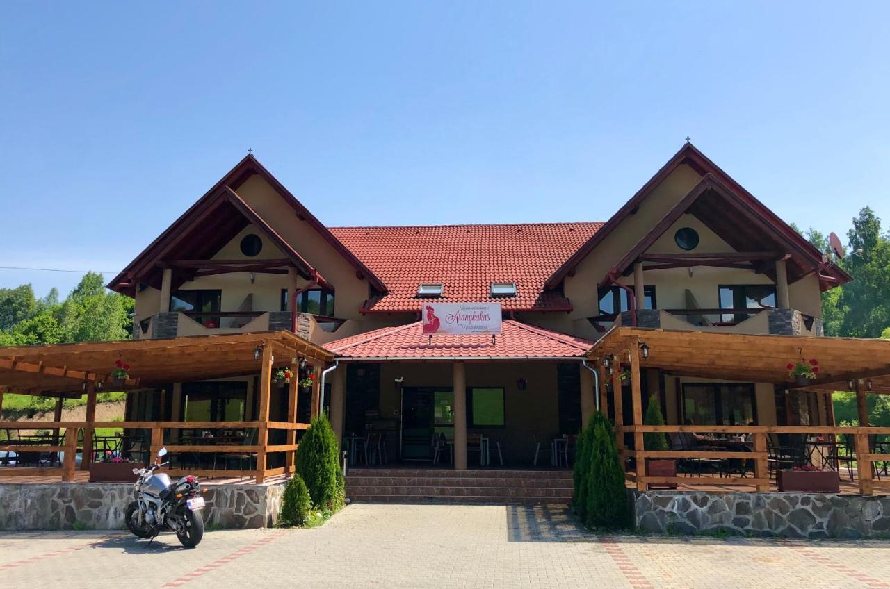 Bed and Breakfast Aranykakas Etterem Es Panzio Sindominic Екстер'єр фото