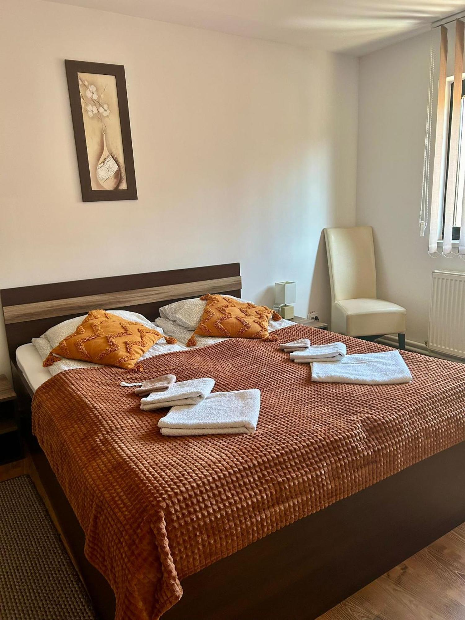 Bed and Breakfast Aranykakas Etterem Es Panzio Sindominic Екстер'єр фото