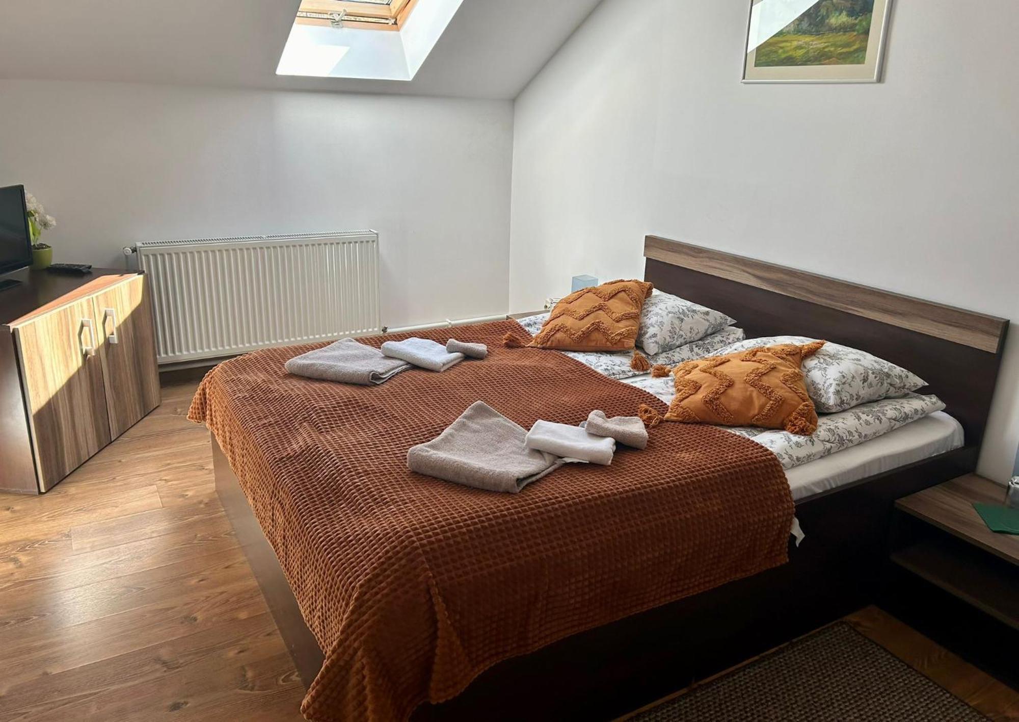 Bed and Breakfast Aranykakas Etterem Es Panzio Sindominic Екстер'єр фото