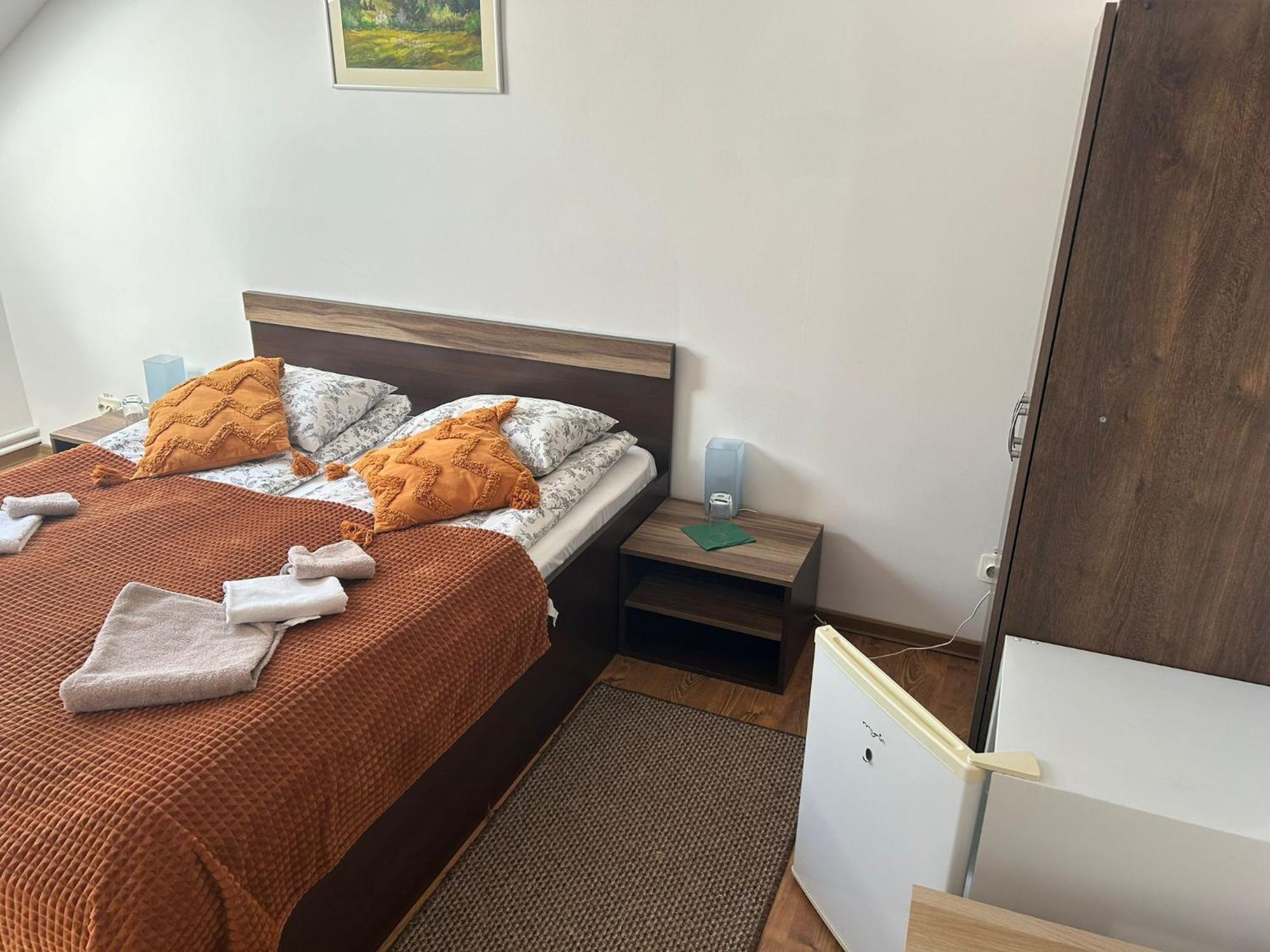 Bed and Breakfast Aranykakas Etterem Es Panzio Sindominic Екстер'єр фото